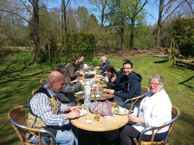 Buiten lunchen met team april 2016.jpg